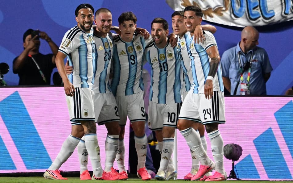 Jogadores da Argentina comemoram gol de Messi sobre a Argélia na Copa do Mundo