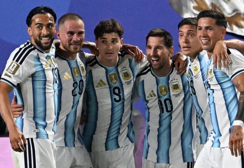 Jogadores da Argentina comemoram gol de Messi sobre a Argélia, na Copa do Mundo