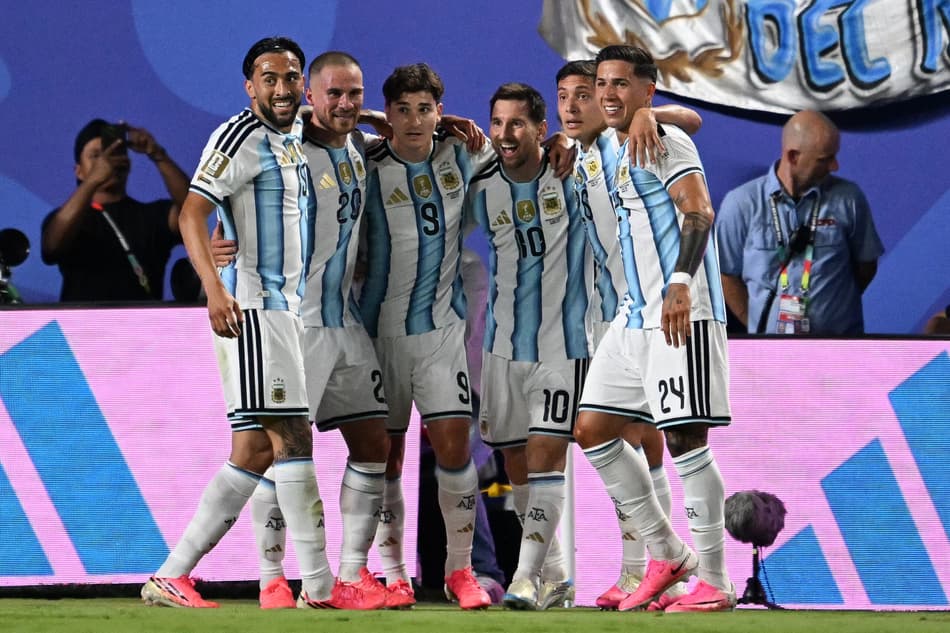 Jogadores da Argentina comemoram gol de Messi sobre a Argélia, na Copa do Mundo
