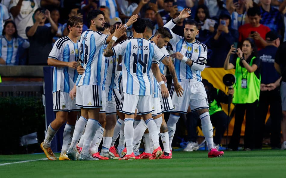 Jogadores da Argentina comemoram gol marcado contra a Islândia