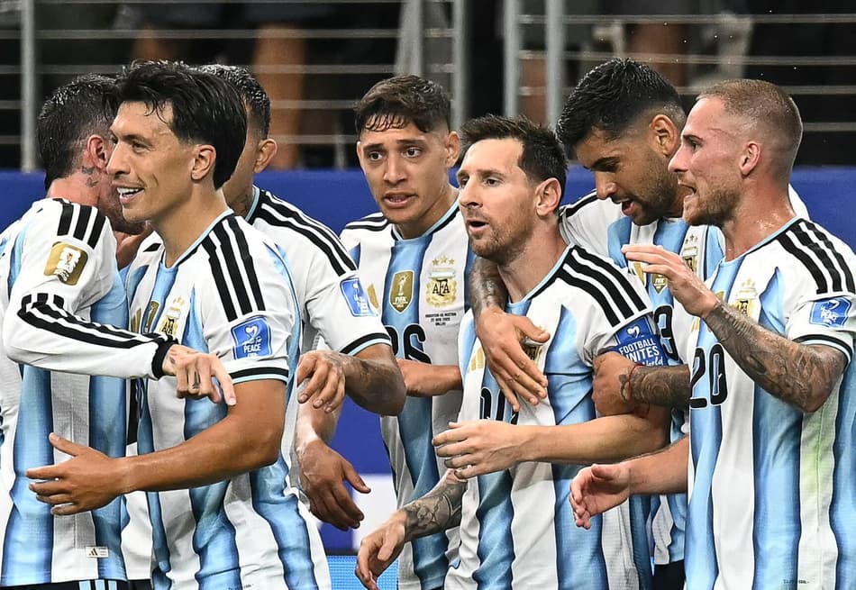 Jogadores da Argentina comemoram gol marcado por Lionel Messi contra a Áustria, na Copa do Mundo