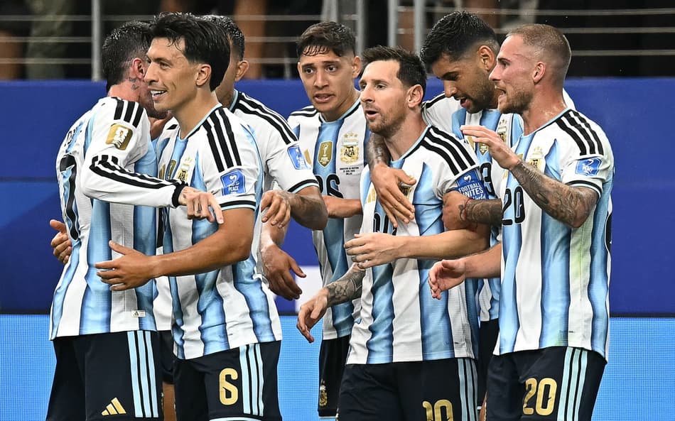 Jogadores da Argentina comemoram gol marcado por Lionel Messi contra a Áustria, na Copa do Mundo