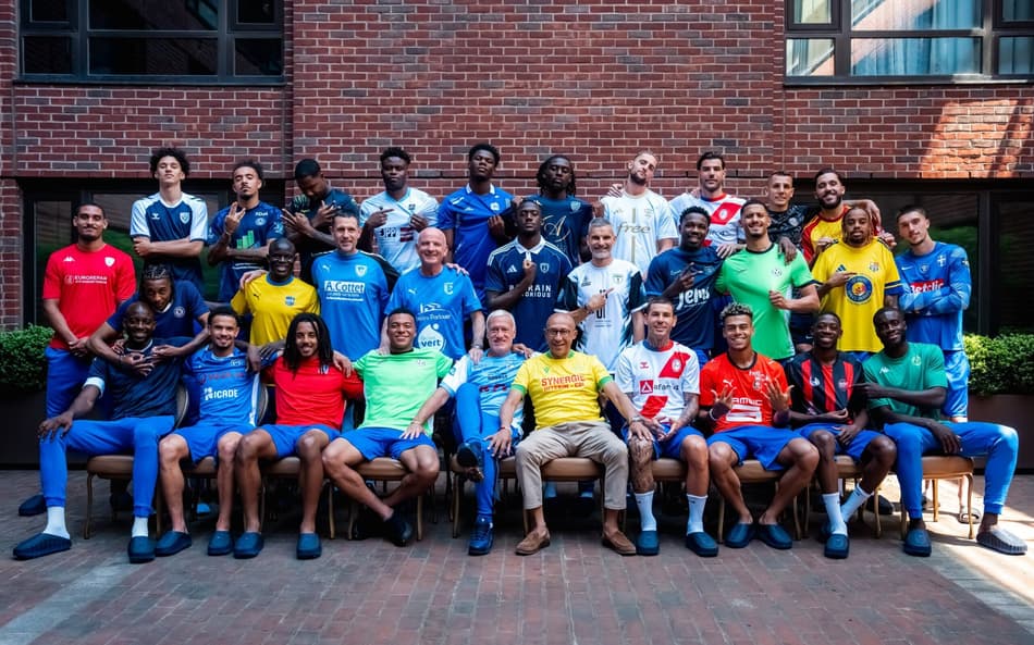 Jogadores da França com a camisa dos seus clubes formadores (Foto: Divulgação/ França)