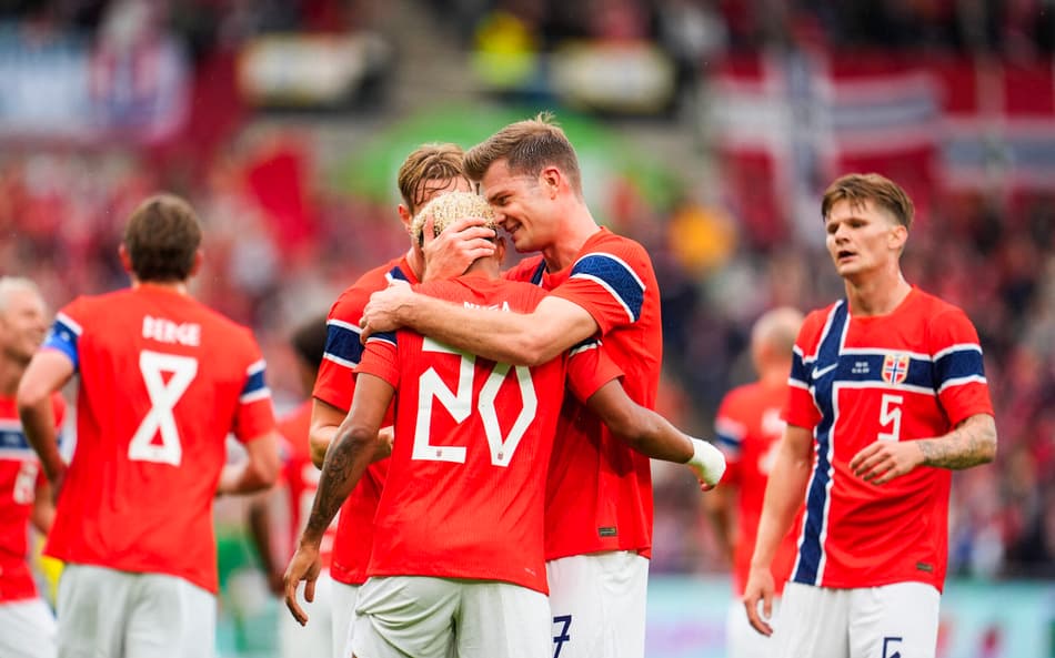 Jogadores da Noruega comemorando a vitória sobre a Suécia (Foto: Lise Aserud/AFP)