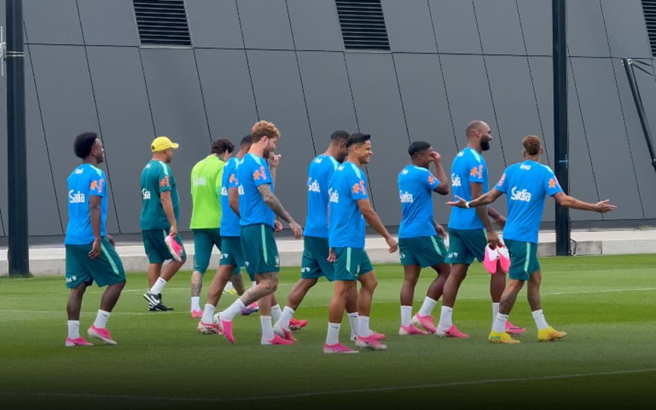 Jogadores da Seleção Brasileira caminham no gramado do CT antes de treino; Igor Thiago e Neymar conversam