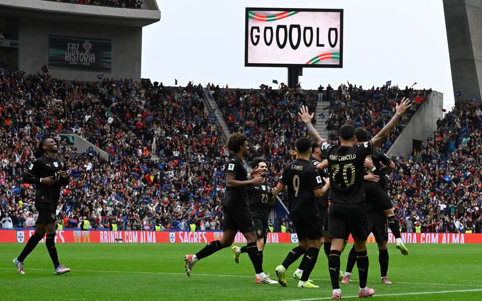 Jogadores de Portugal celebram gol na goleada por 9 a 1 sobre a Armênia, nas Eliminatórias da Europa para a Copa do Mundo