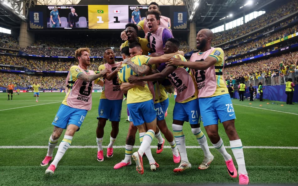 Jogadores do Brasil abraçam Martinelli após gol da vitória sobre o Japão na Copa do Mundo