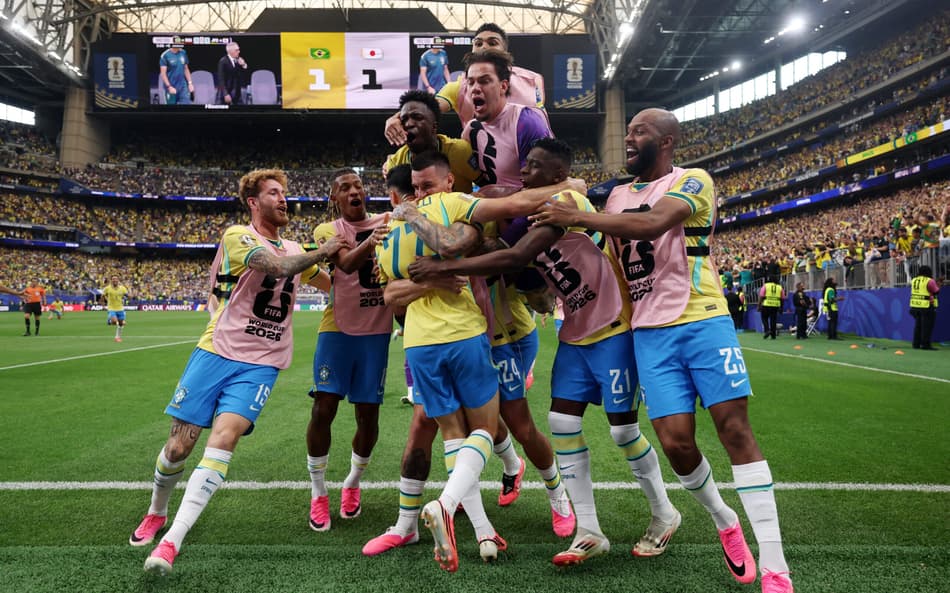 Jogadores do Brasil abraçam Martinelli após gol da vitória sobre o Japão na Copa do Mundo