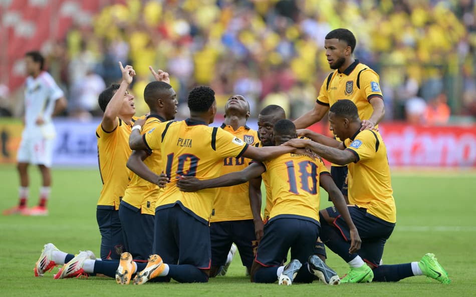 Jogadores do Equador celebram gol marcado por Enner Valencia sobre a Venezuela, pelas Eliminatórias