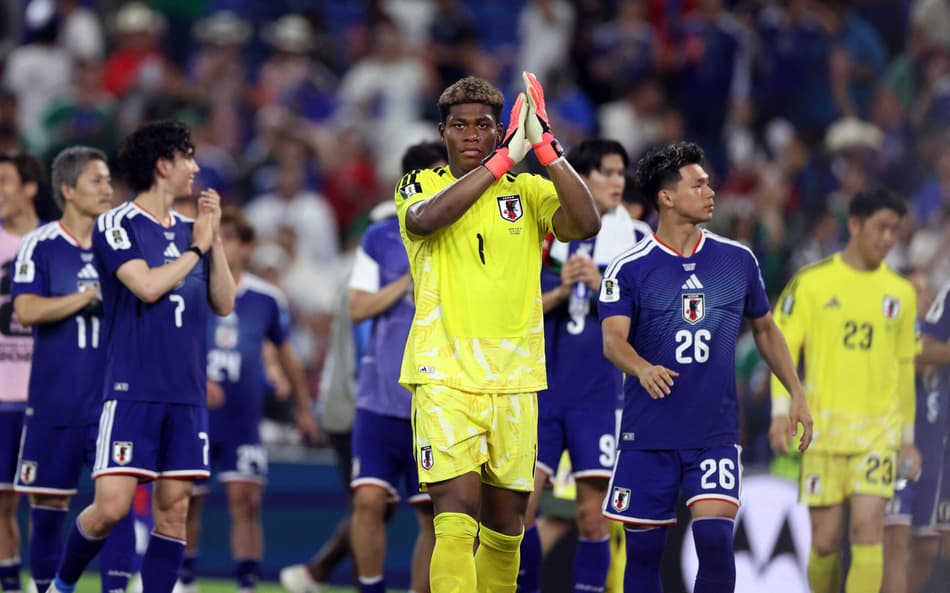 Jogadores do Japão celebram goleada sobre a Tunísia com torcida no estádio