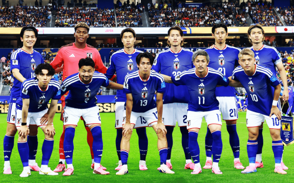 Jogadores do Japão perfilados em partida da Copa do Mundo de 2026