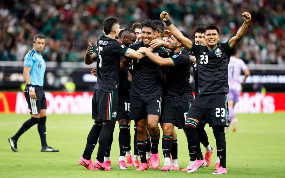 Jogadores do México celebram gol marcado sobre a Coreia do Sul na Copa do Mundo