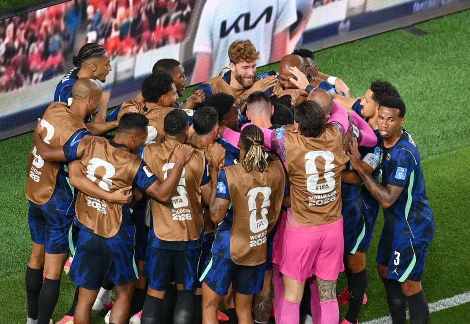 Jogadores do banco de reservas comemoram gol com titulares da Seleção Brasileira
