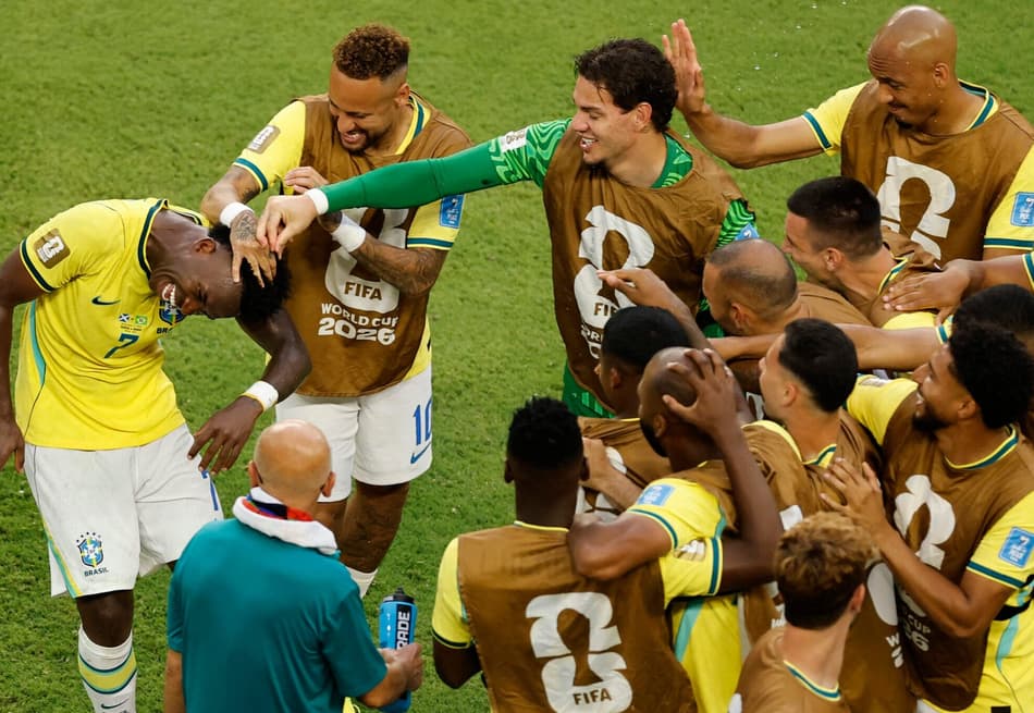Jogadores do banco de reservas da Seleção Brasileira comemoram gol de Vini Jr em Brasil x Escócia