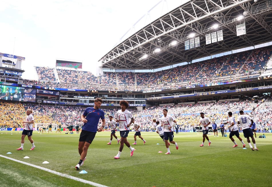 Jogadores dos Estados Unidos se aquecem antes da partida do Grupo D da Copa do Mundo FIFA 2026 entre EUA e Austrália