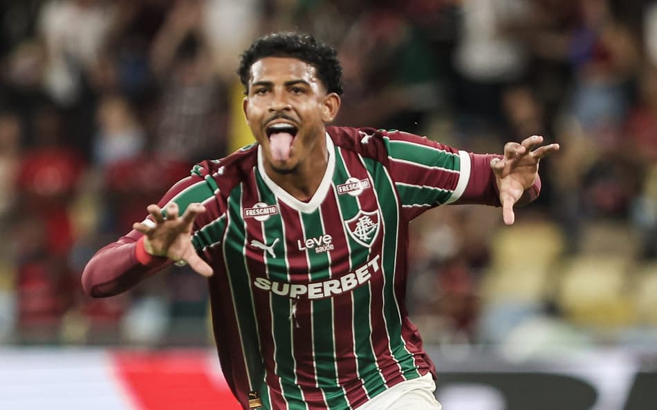 John Kennedy correndo comemorando gol no Maracanã pelo Fluminense