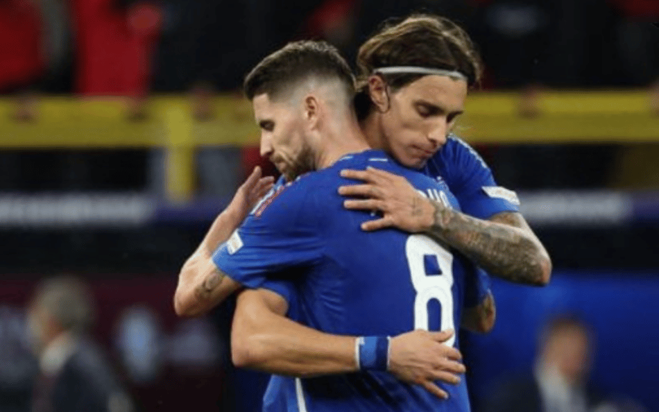 Jorginho e Calafiori durante partida da seleção da Itália