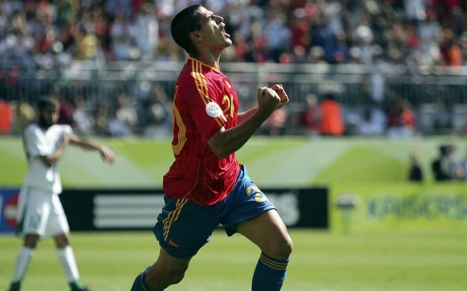 O zagueiro Juanito (camisa 20) celebra ao lado de seus companheiros após testar firme para as redes, anotando o gol que garantiu a vitória da seleção da Espanha sobre a Arábia Saudita no Fritz-Walter-Stadion. (FIFA)