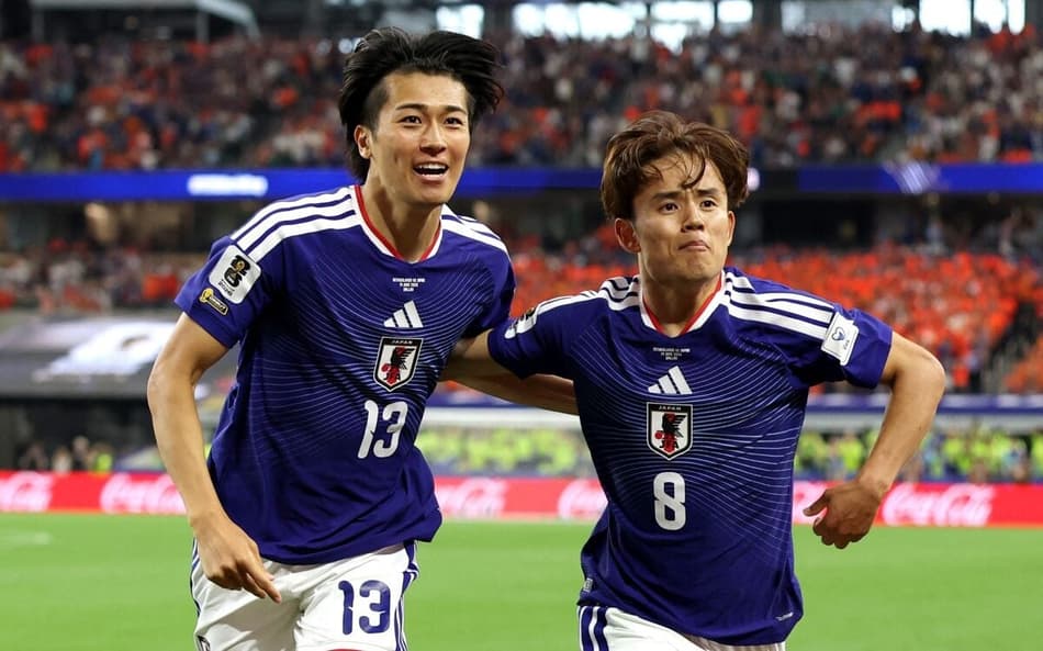 Keito Nakamura e Takefusa Kubo comemoram gol do Japão