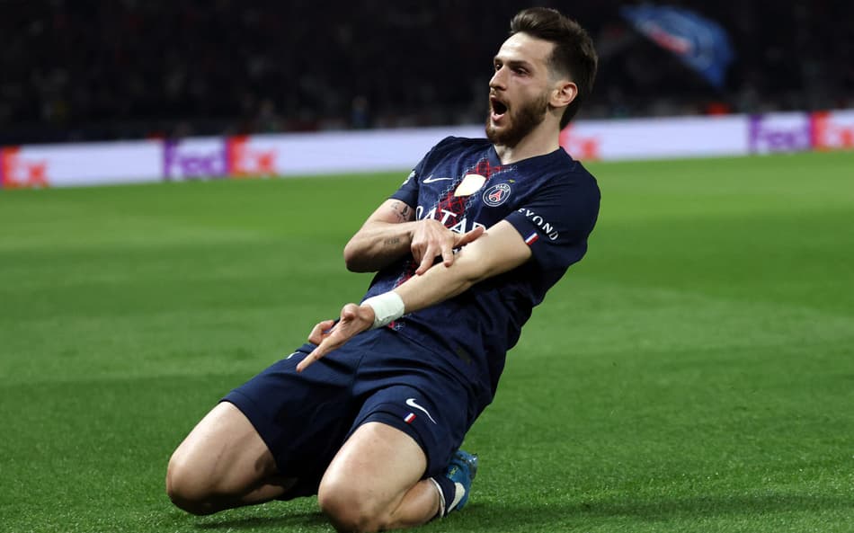 Khvicha Kvaratskhelia celebra golaço contra o Liverpool em jogo de ida das quartas da Champions League (Foto: Anne-Christine Poujoulat / AFP)