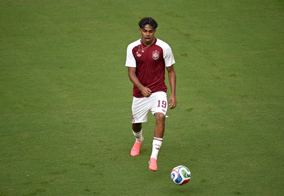 Lamine Yamal participa do aquecimento antes da bola rolar para Espanha e Uruguai pela Copa do Mundo