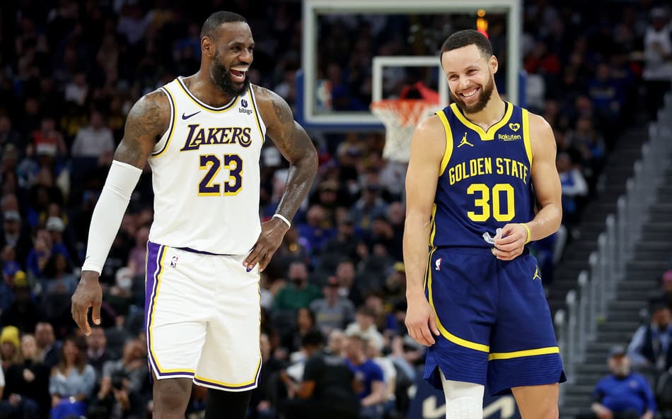 LeBron James e Stephen Curry durante jogo entre Los Angeles Lakers e Golden State Warriors, pela NBA (Foto: Ezra Shaw/AFP)