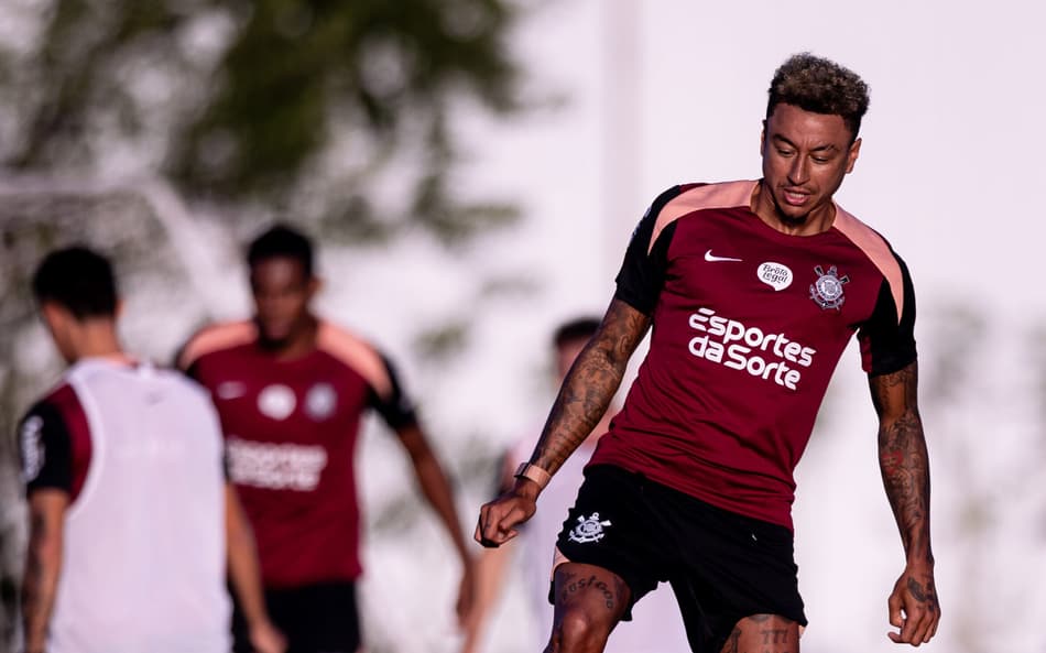 Lingard olhando para bola
