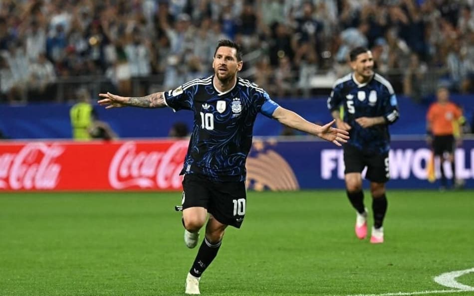 Lionel Messi marcando gol de falta em Jordânia e Argentina pela Copa do Mundo. (Foto: Paul ELLIS / AFP)