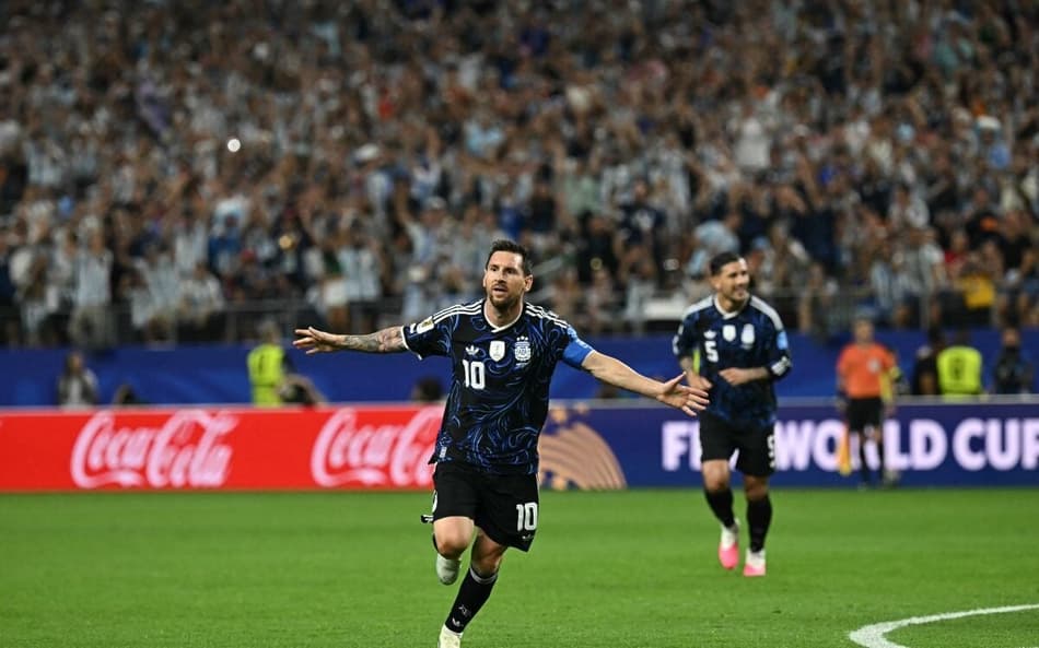 Lionel Messi marcando gol de falta em Jordânia e Argentina pela Copa do Mundo. (Foto: Paul ELLIS / AFP)