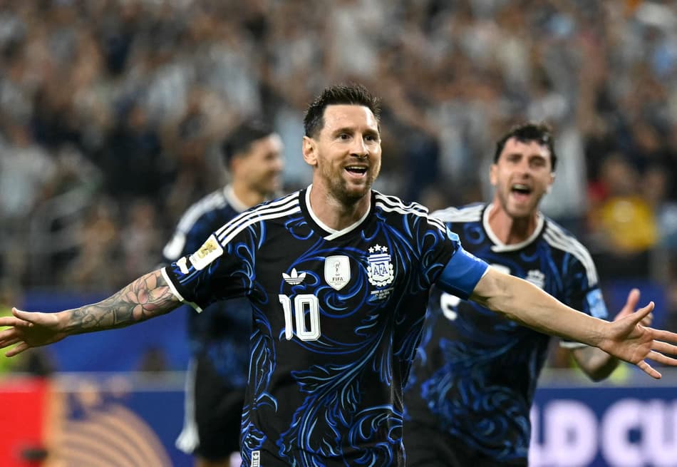 Lionel Messi celebra de braços abertos seu gol marcado pela Argentina contra a Jordânia, na Copa do Mundo