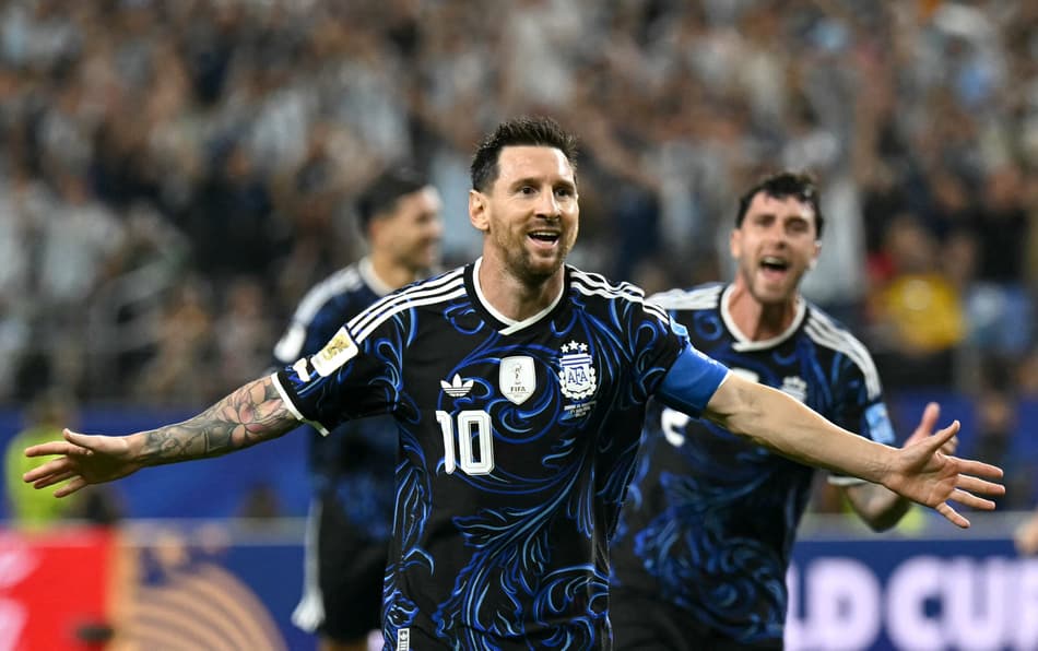 Lionel Messi celebra de braços abertos seu gol marcado pela Argentina contra a Jordânia, na Copa do Mundo