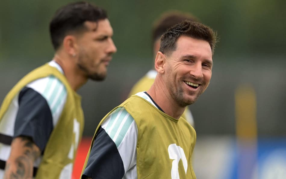Lionel Messi sorri durante treino da Argentina na Copa do Mundo