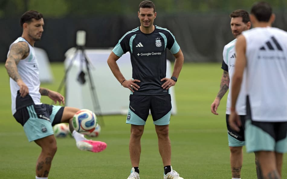 Lionel Scaloni observa treino da Argentina antes da estreia na Copa do Mundo contra a Argélia