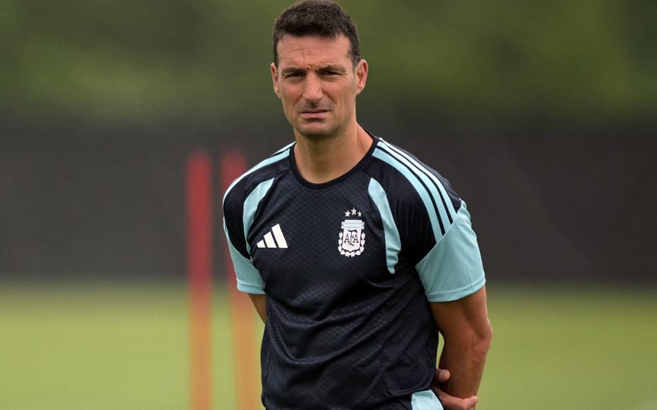Lionel Scaloni observa treino da Argentina durante a Copa do Mundo