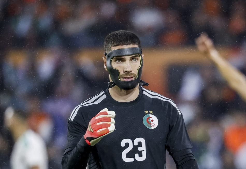 Luca Zidane em ação pela Argélia durante amistoso contra a Holanda