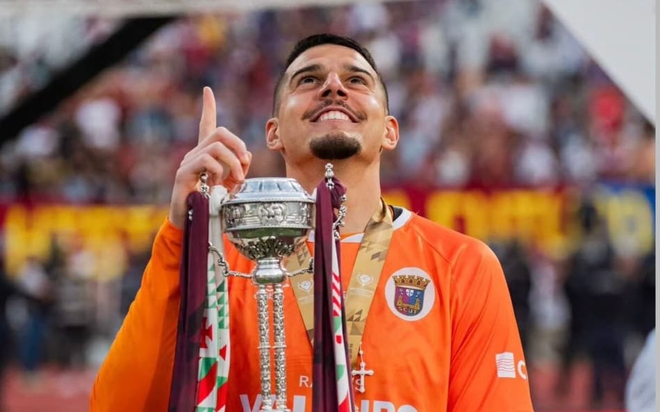 Lucas Paes com o título da Taça de Portugal (Foto: Reprodução/Torreense)