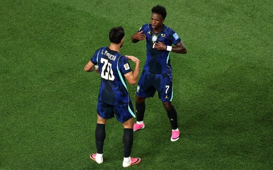Lucas Paquetá e Vini Jr dançam em comemoração de gol do Brasil contra o Haiti (Foto: Kevin C. Cox / AFP)