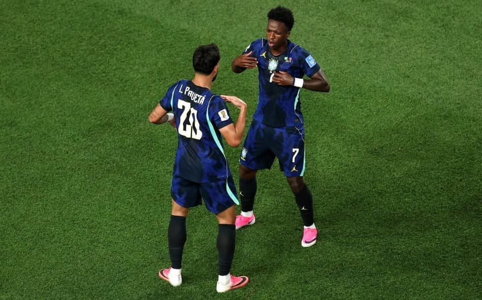 Lucas Paquetá e Vini Jr dançam em comemoração de gol