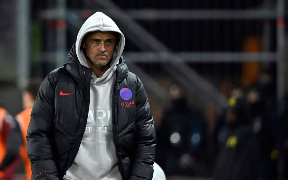 Luis Enrique observa o jogo entre PSG e Metz, pelo Campeonato Francês