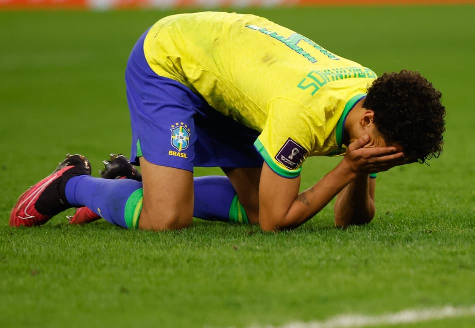 Marquinhos chorando no campo após perder o pênalti contra a Croácia em 2022