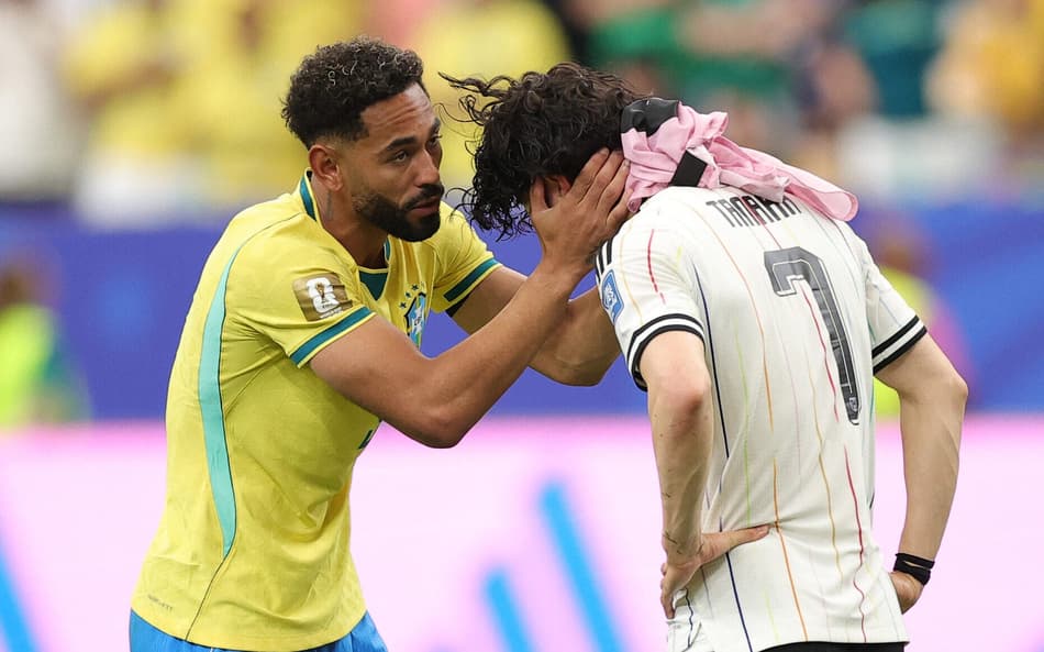 Matheus Cunha abraçando um jogador do Japão após o confronto da Copa do Mundo