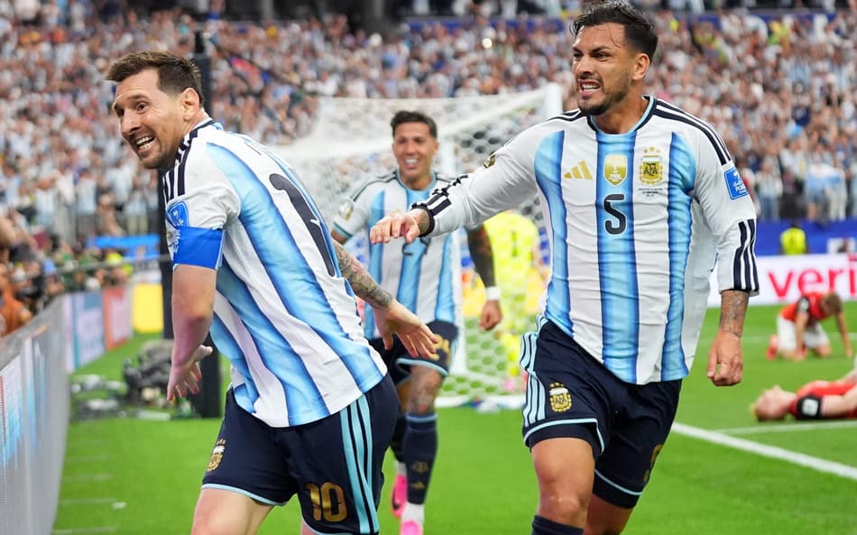 Lionel Messi e Paredes comemorando gol pela Argentina na Copa do Mundo
