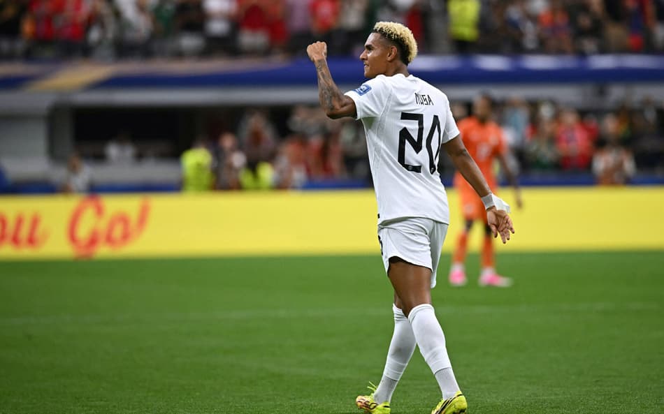 Musa, da Noruega, comemorando contra a Costa do Marfim na Copa do Mundo