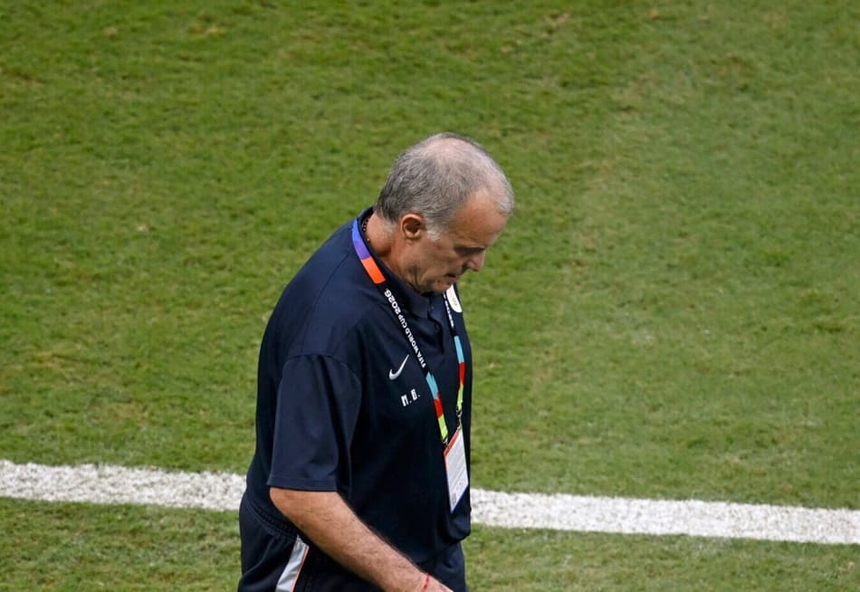 Marcelo Bielsa comandando o Uruguai contra a Espanha