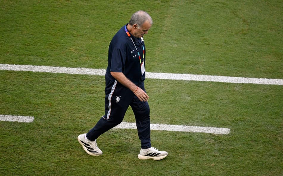 Marcelo Bielsa comandando o Uruguai contra a Espanha