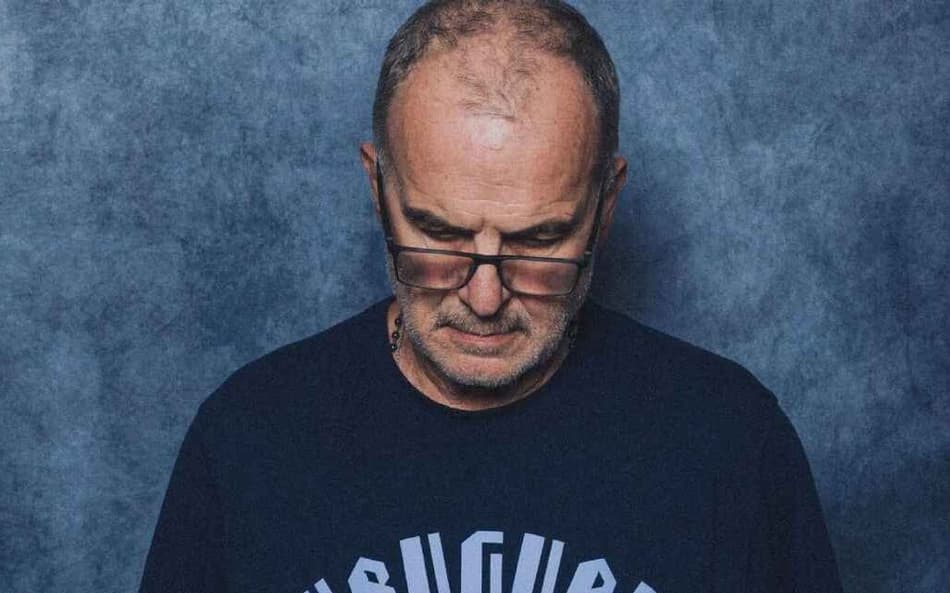 Técnico Marcelo Bielsa olhando para baixo