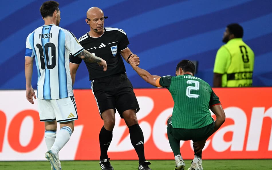 Marciniak levanta Mandi após falta dura de Messi em Argentina x Argélia, pela Copa do Mundo