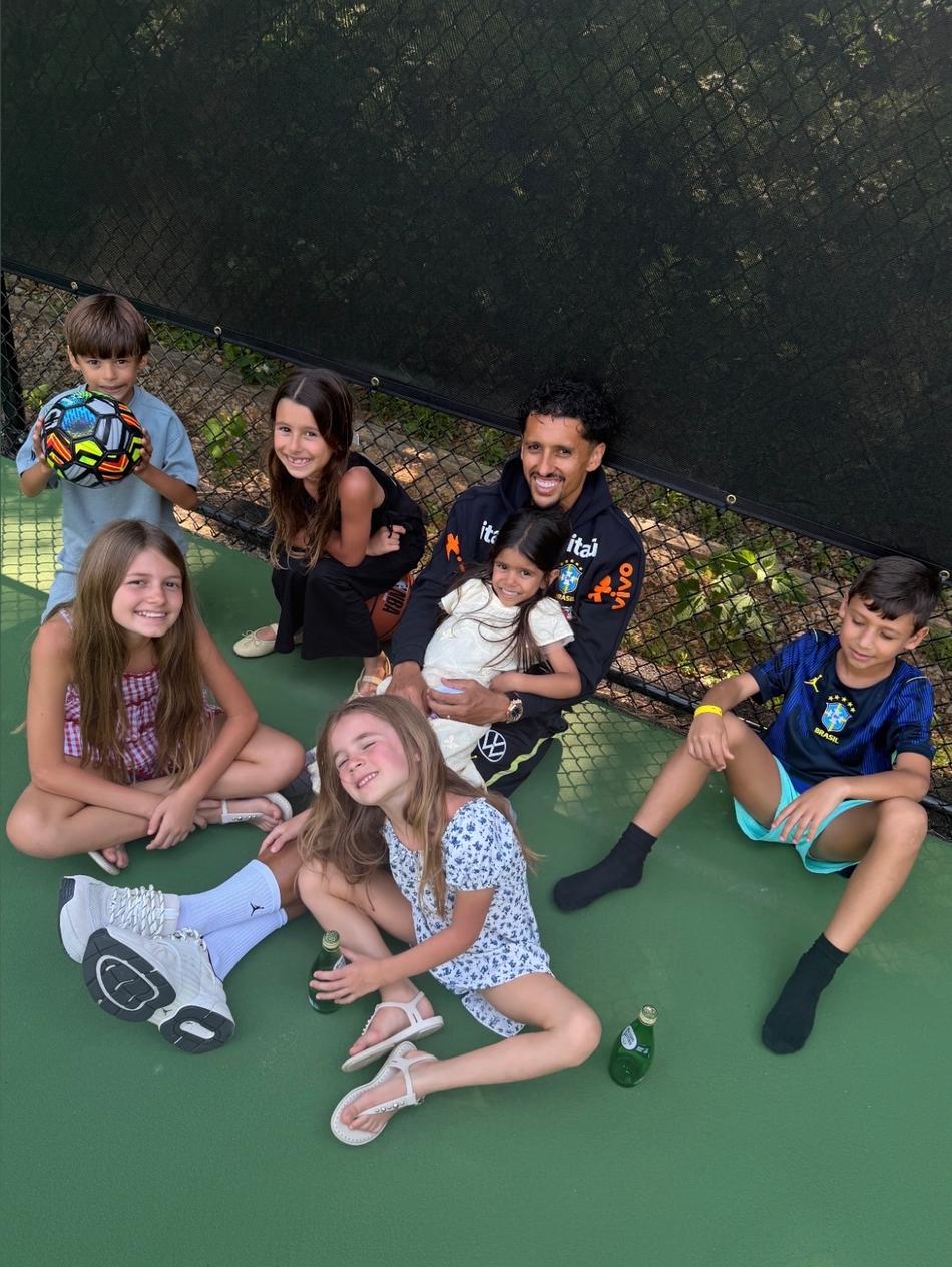 Marquinhos curte momentos com a família na concentração da Seleção Brasileira na Copa do Mundo.