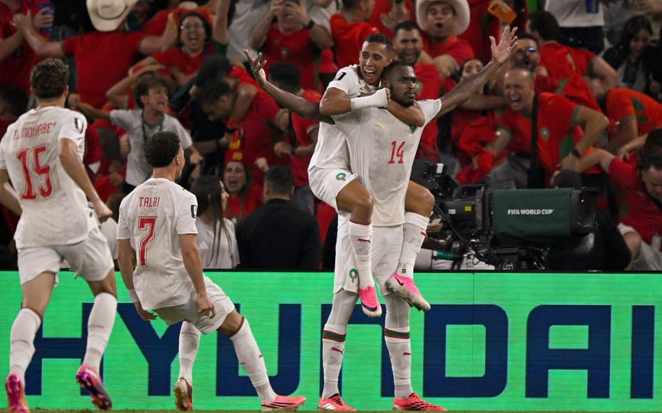 Diop levanta os braços em comemoração ao gol