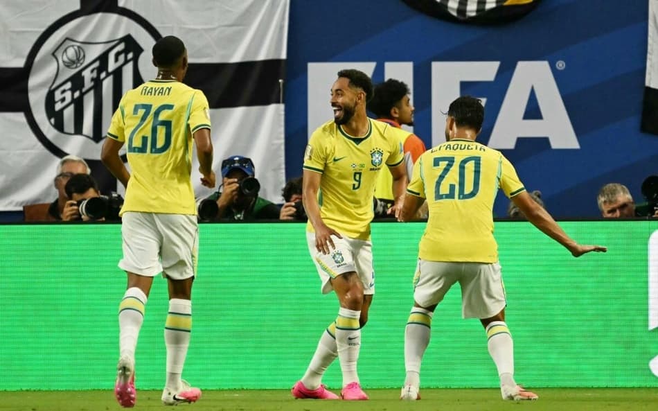 Matheus Cunha celebra o terceiro gol do Brasil sobre a Esócia (Foto: CHANDAN KHANNA / AFP)